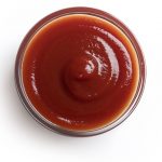 Aperçu d'une sauce ketchup dans un petit ramequin